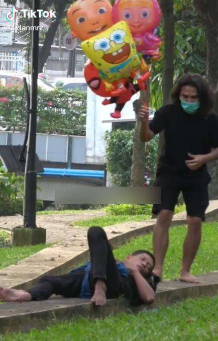 Bangun tidur jadi penjual balon.