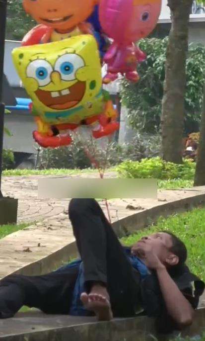 Bangun tidur jadi penjual balon.
