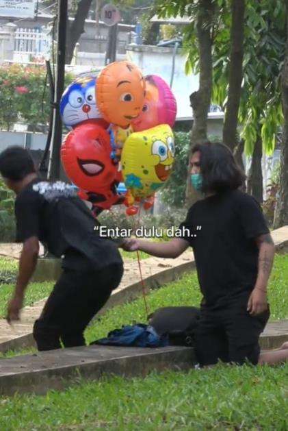 Bangun tidur jadi penjual balon.