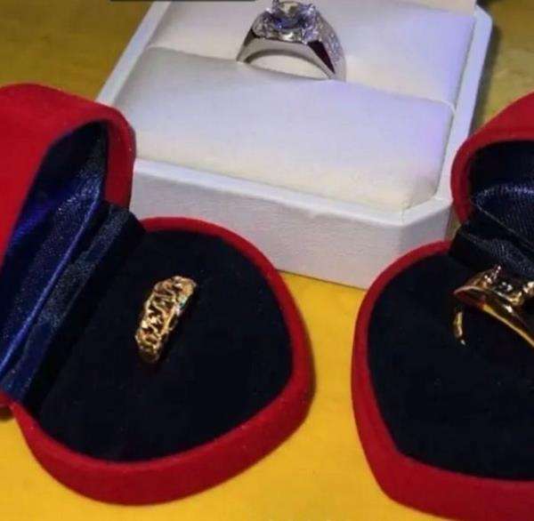 Cincin pertunangan sudah disiapkan.