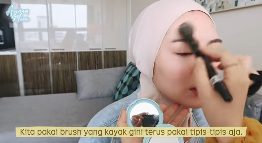 Memakai Bedak