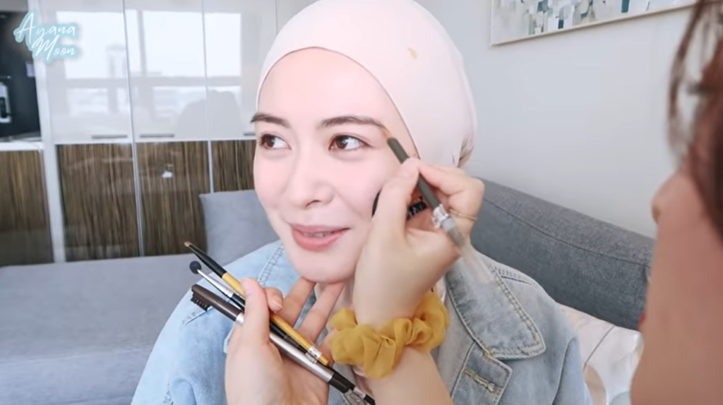 Merapikan Alis