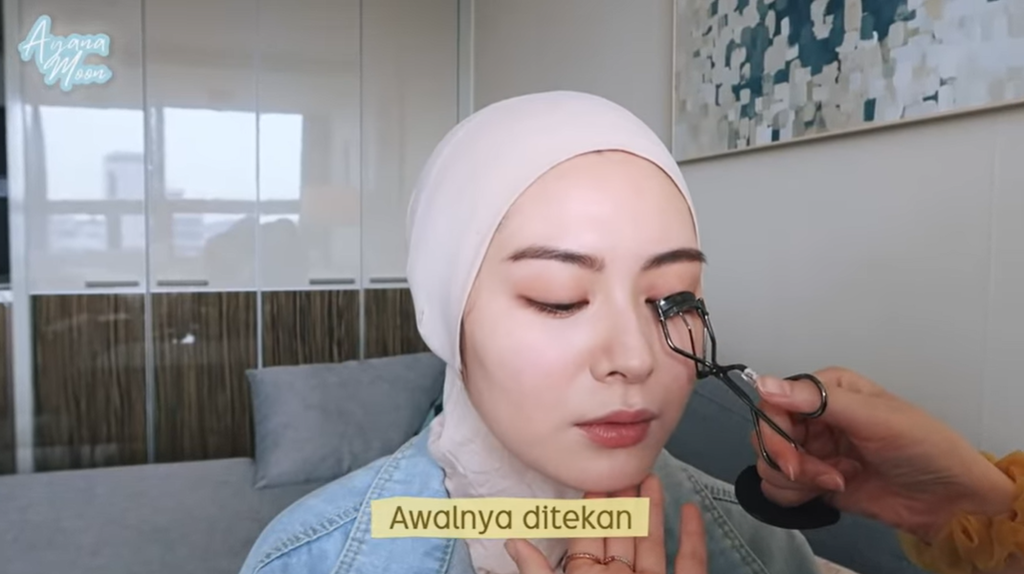 Menjepit Bulu Mata