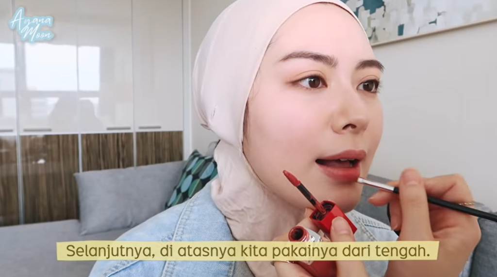 Memakai Lipstik