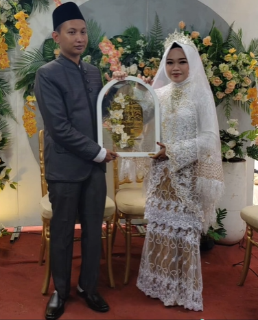 Pengantin Rias Sendiri Wajahnya Akibat MUA Lupa Jadwal