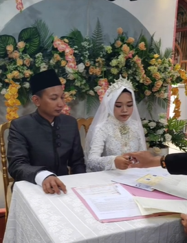 Pengantin Rias Wajah Sendiri Akibat MUA Lupa Jadwal