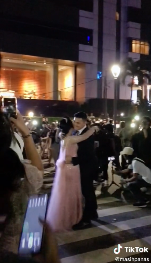Viral Pengantin Ini Rayakan Pernikahan di Citayam Fashion Week
