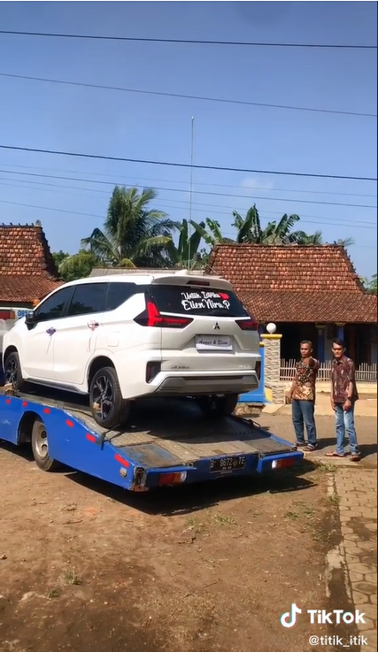 Pengantin Pria Bawa Seserahan ala Sultan, Mobil Mewah Jadi Sorotan