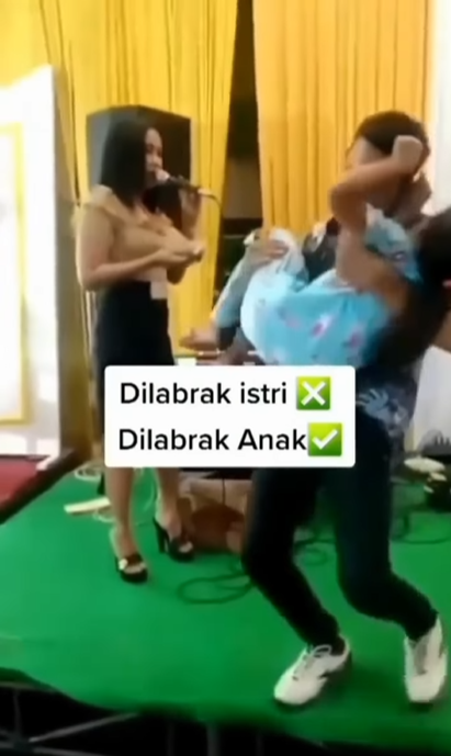 Bukan Istri, Anak Perempuan Ini Labrak Ayahnya yang Asik Joget dengan Biduan