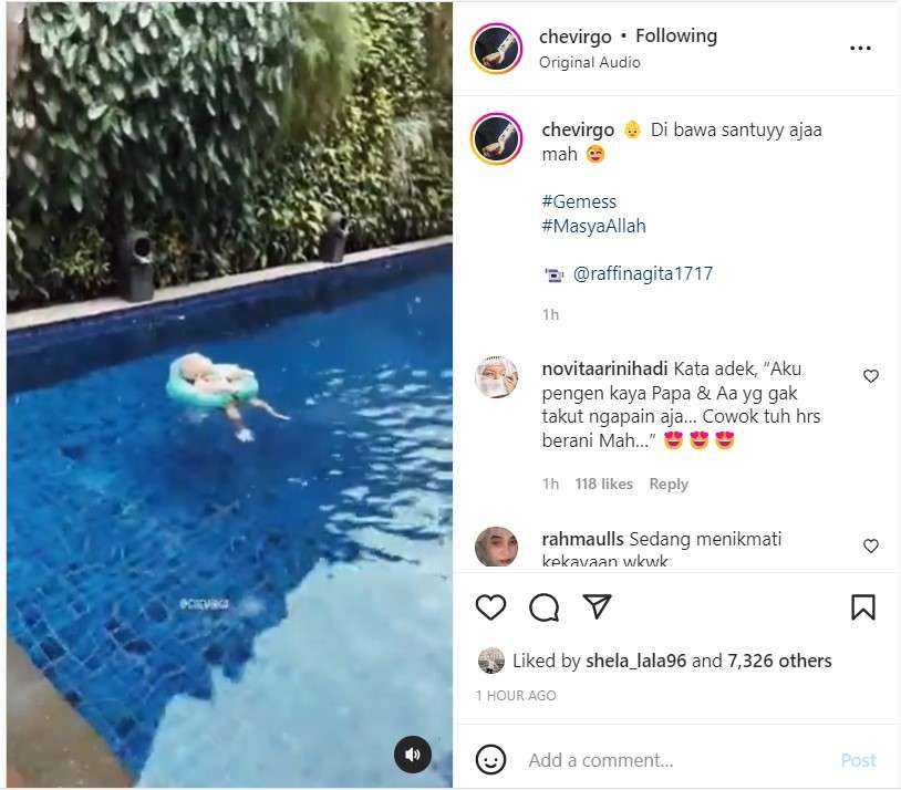 Rayyanza Malik Ahmad berenang