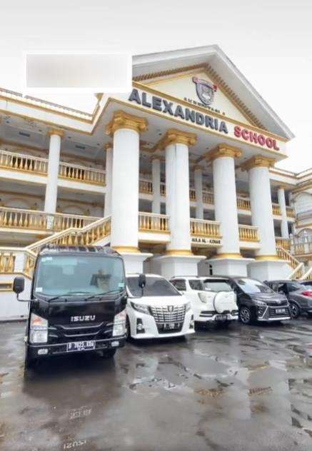 Bagian parkirnya dihuni beberapa mobil mewah.