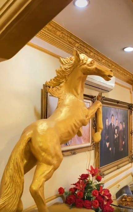 Ornamen hampir semuanya berwarna emas.