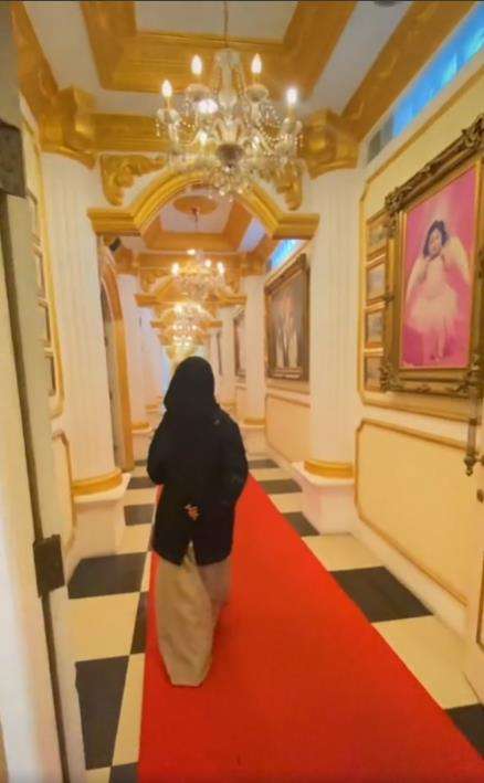 Lorongnya bukan seperti sekolah, tapi hotel bintang lima.