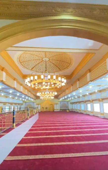 Interior masjidnya mengingatkan di Mekah.