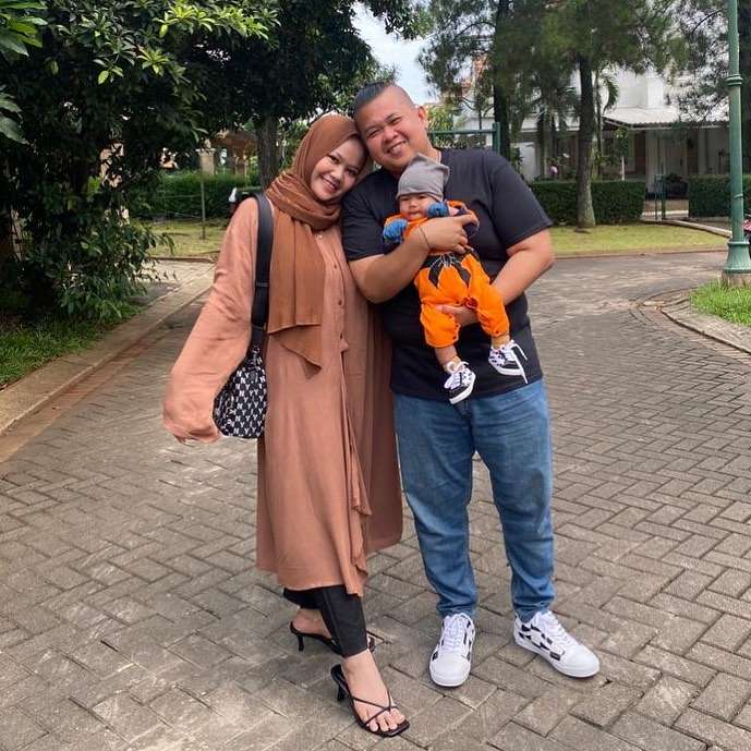 Lolox bersama anak dan istri
