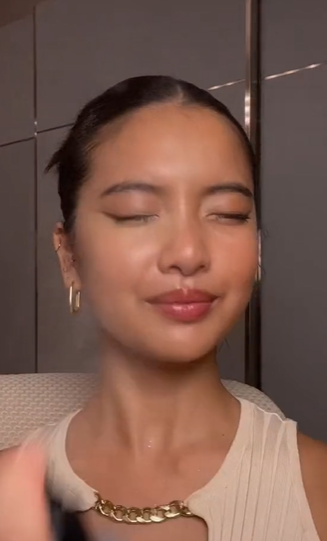 Menyemprotkan Setting Spray