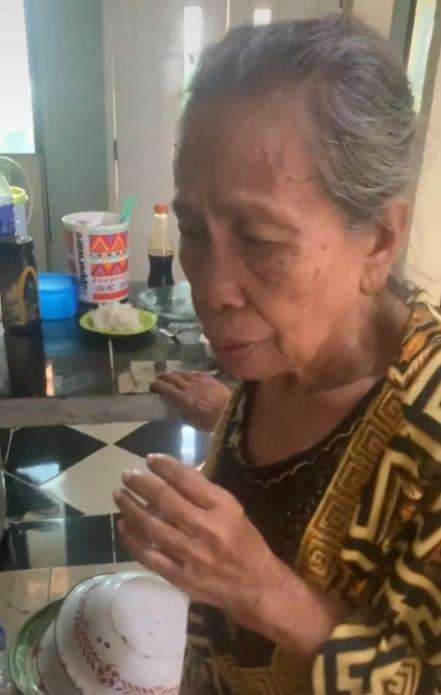 Nenek panik telur yang digorengnya berubah jadi hijau.