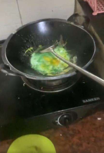 Nenek panik telur yang digorengnya berubah jadi hijau.