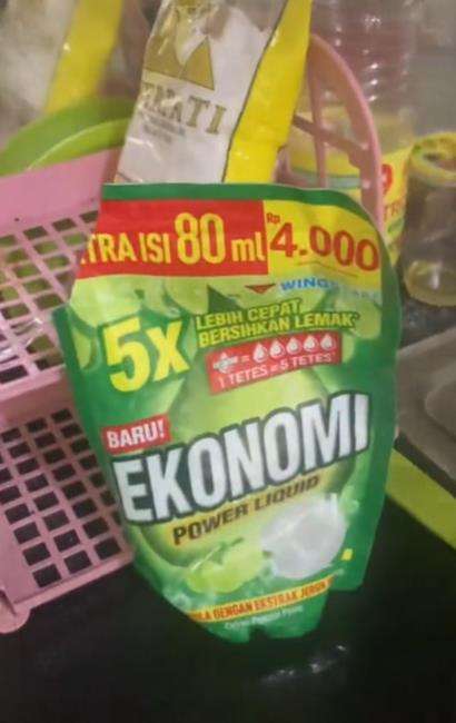 Nenek panik telur yang digorengnya berubah jadi hijau.