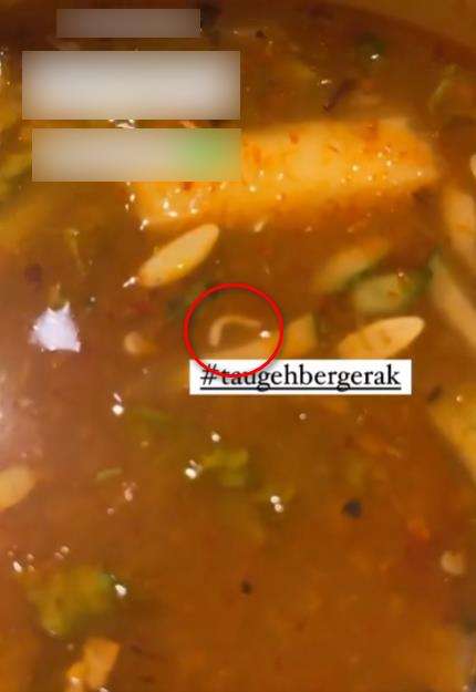 Asyik nikmati kuah laksa ada benda putih gerak-gerak.