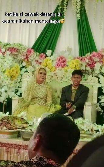 Datang ke nikahan mantan, gadis sumbang lagu yang mewakili perasaan.