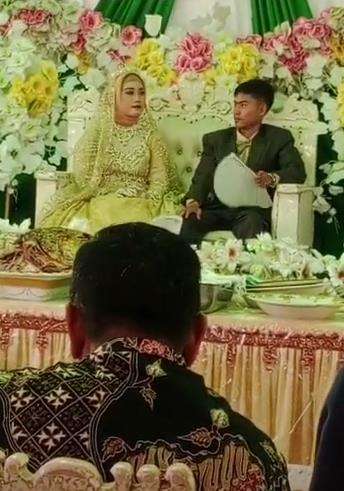 Datang ke nikahan mantan, gadis sumbang lagu yang mewakili perasaan.