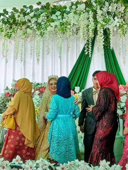 Datang ke nikahan mantan, gadis sumbang lagu yang mewakili perasaan.