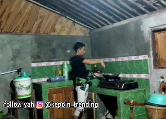 Lagi asyik masak diganggun siluman naga.