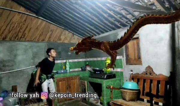 Lagi asyik masak diganggu siluman naga.