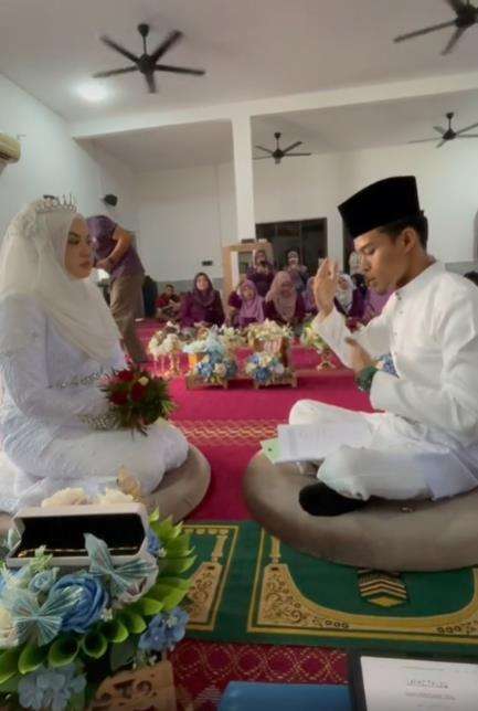 Pernikahan pengantin pria dengan gangguan bicara dan masalah pendengaran.