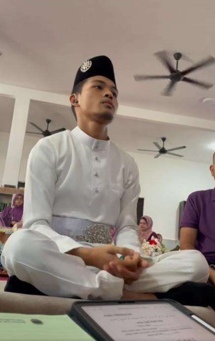 Pernikahan pengantin pria dengan gangguan bicara dan masalah pendengaran.