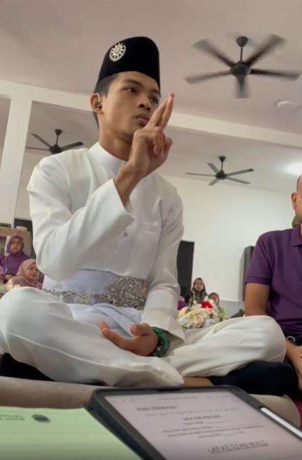 Pernikahan pengantin pria dengan gangguan bicara dan masalah pendengaran.