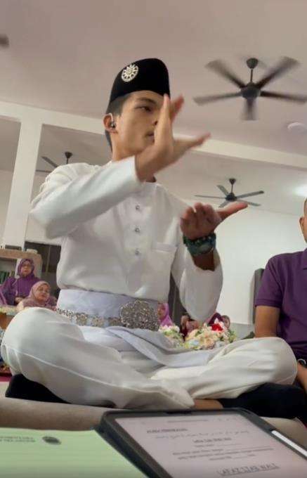Pernikahan pengantin pria dengan gangguan bicara dan masalah pendengaran.