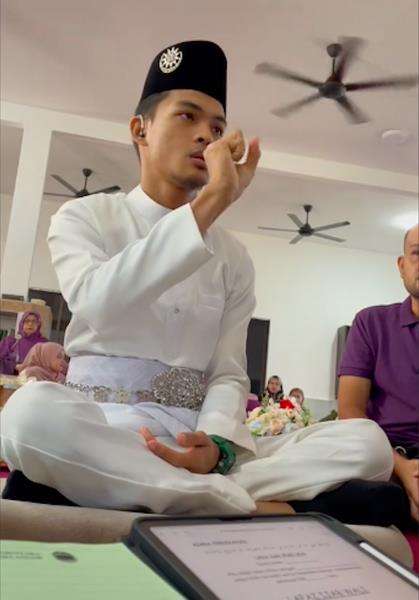 Pernikahan pengantin pria dengan gangguan bicara dan masalah pendengaran.