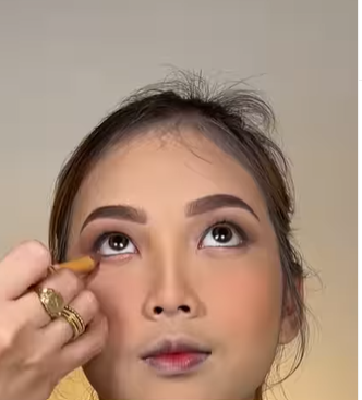 Membuat Cat Eye dengan Eyeshadow