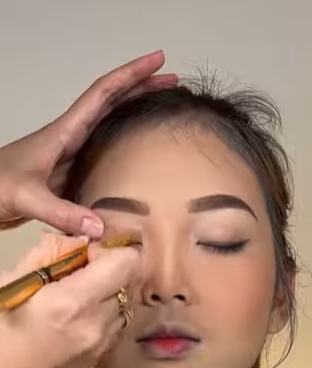 Membuat Cat Eye dengan Eyeshadow