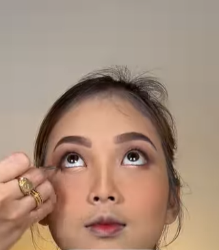 Membuat Cat Eye dengan Eyeshadow