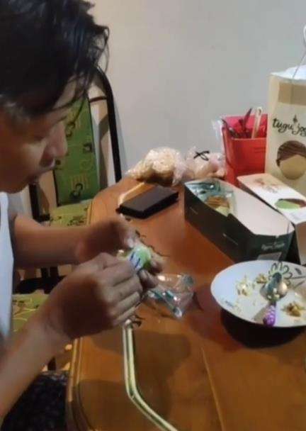 Kocak, makan bolu ada sachetan dikira gula padahal pengawet.