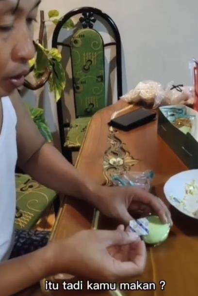 Kocak, makan bolu ada sachetan dikira gula padahal pengawet.