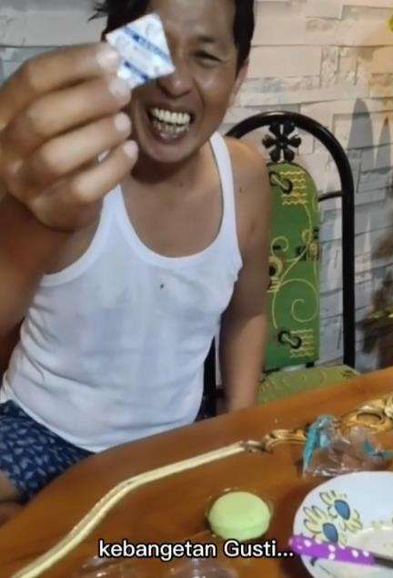 Kocak, makan bolu ada sachetan dikira gula padahal pengawet.