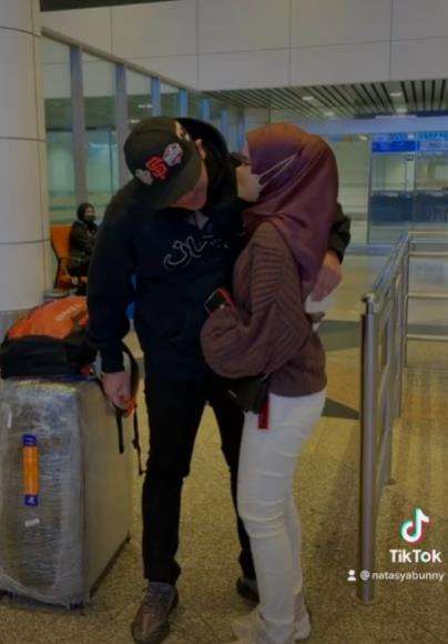 Momen istri baru pertama kali ketemu suami setelah 7 bulan menikah.