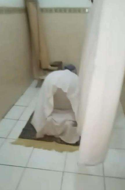 Geli dan jijik, saat sholat di kepala wanita ini ada tikus.