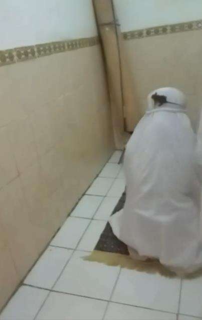 Geli dan jijik, saat sholat di kepala wanita ini ada tikus.