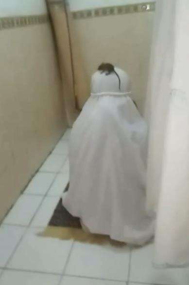 Geli dan jijik, saat sholat di kepala wanita ini ada tikus.