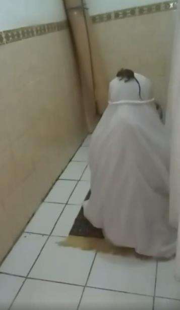 Geli dan jijik, saat sholat di kepala wanita ini ada tikus.