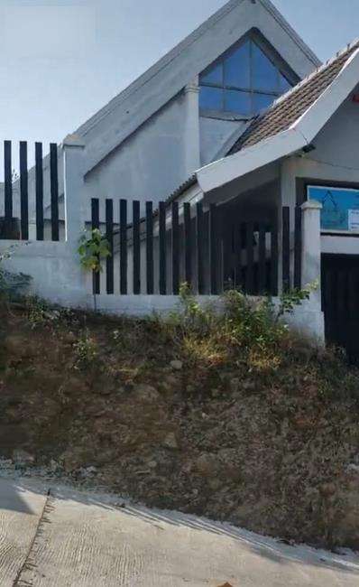 Desain pagar yang absurd dan bikin gagal paham.