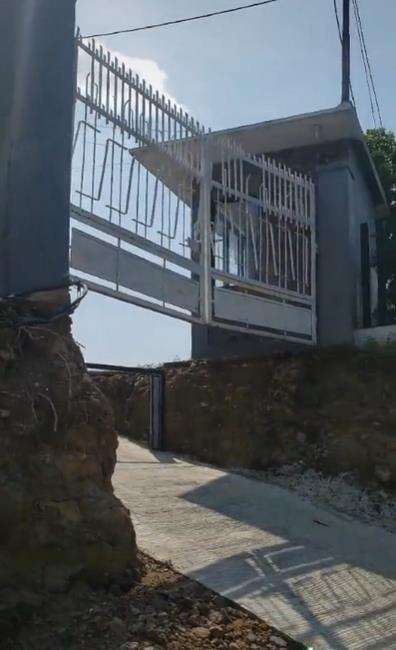 Desain pagar yang absurd dan bikin gagal paham.