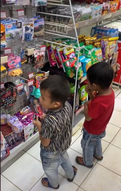 Kisah 2 Bocah Ingin Beli Mainan Tapi Tak Punya Uang, Aksi Pegawai Toko Banjir Pujian