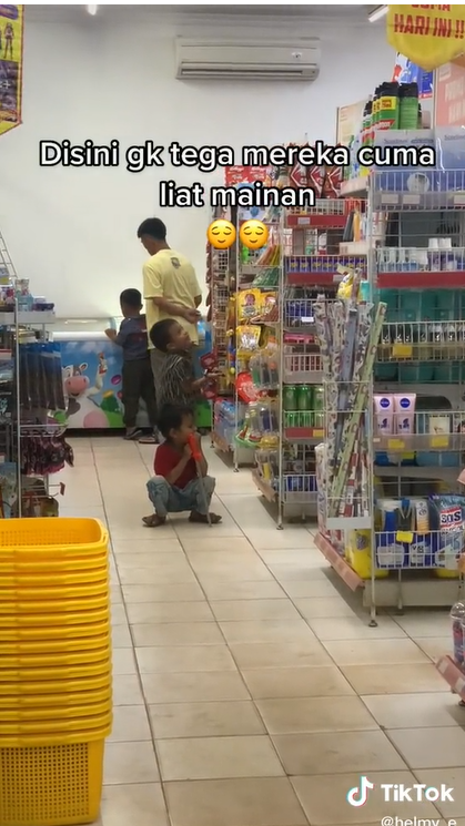 Kisah 2 Bocah Ingin Beli Mainan Tapi Tak Punya Uang, Aksi Pegawai Toko Banjir Pujian