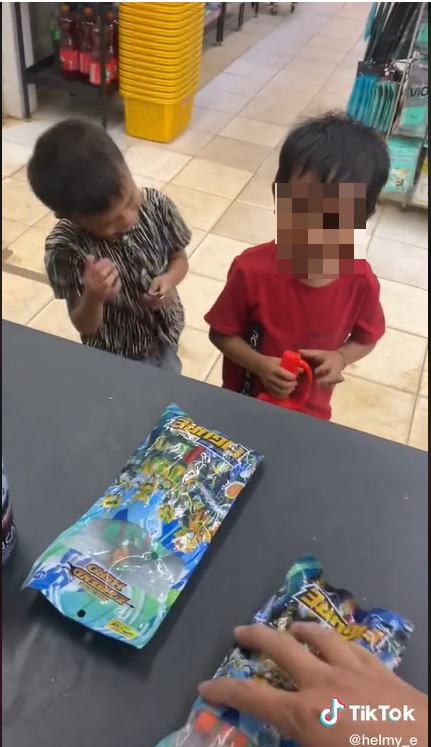Kisah 2 Bocah Ingin Beli Mainan Tapi Tak Punya Uang, Aksi Pegawai Toko Banjir Pujian